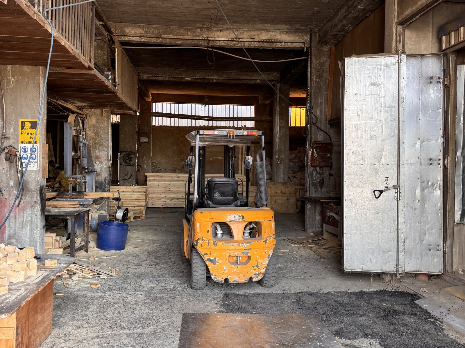 Öztutar Palet üretim atölyesinde forklift, kereste ve palet üretim ekipmanları